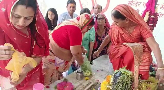 पाली के सोमनाथ मंदिर परिसर में शिवलिंग पर जलाभिषेक करती महिलाएं।