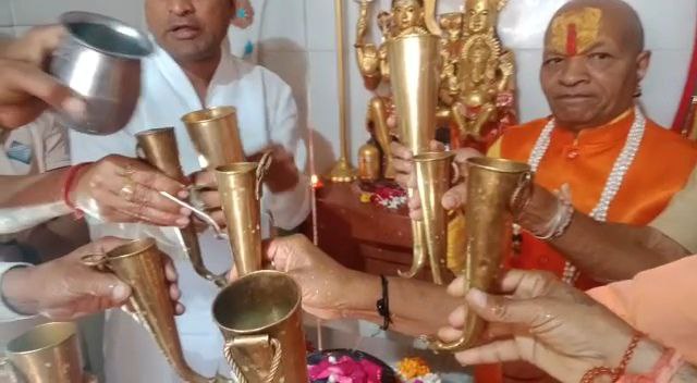 पाली हेमावास रोड स्थित चाणक्य आश्रम में भगवान शिव का जलाभिषेक करते हुए।