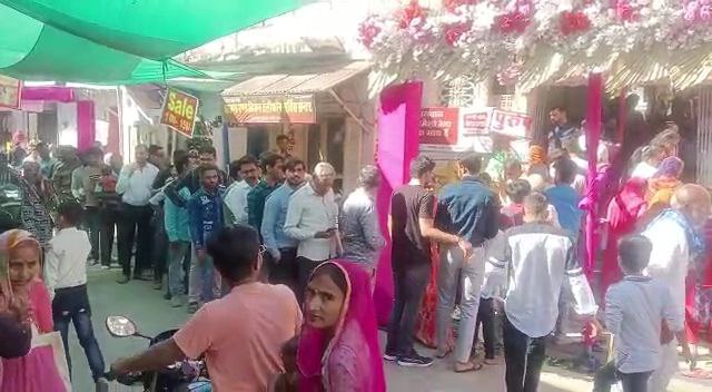 पाली के सोमनाथ महादेव मंदिर के बाहर दर्शन के लिए लगी श्रद्धालुओं की कतार।