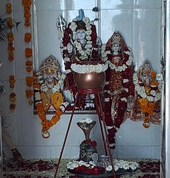 पाली के इंद्रा कॉलोनी में शिव मंदिर में किया गया शिवलिंग का विशेष शृंगार।