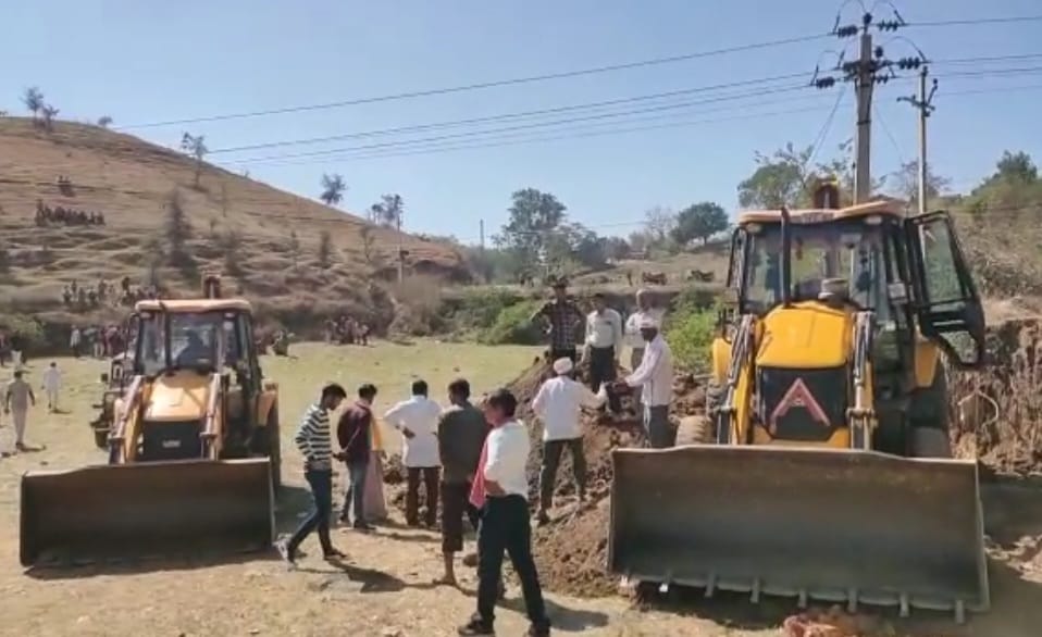 उदयपुर में खेरवाड़ा के दबायचा गांव में शनिवार को दो महिलाओं की मिट्टी ढहने के बाद उसमें दबने से दर्दनाक मौत हो गई। - Dainik Bhaskar