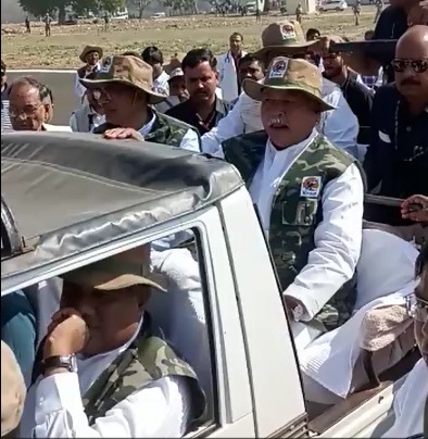 कूनो नेशनल पार्क में मुख्यमंत्री शिवराज सिंह चौहान के साथ केंद्रीय मंत्री नरेंद्र सिंह तोमर। आगे बैठे हैं केंद्रीय वन मंत्री भूपेंद्र सिंह यादव।