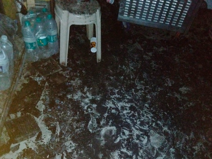 माउंट आबू शहर में शनिवार रात देलवाड़ा जैन मंदिर के आगे स्थित आइसक्रीम की दुकान में अचानक आग लगने से 50 हजार रुपए का सामान जल गया। - Dainik Bhaskar