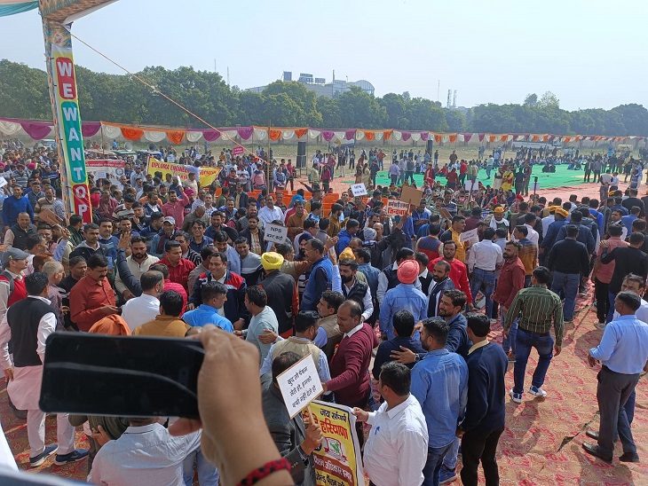 ओपीएस की मांग को लेकर चंडीगढ़ कूच से पहले सेक्टर पांच में एकत्र होते कर्मचारी।
