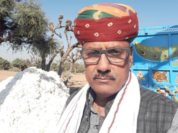 बूंदी के सदर थाना क्षेत्र में रेलवे पुलिया के पास एनएच-52 पर रविवार शाम एक कार आगे का टायर फटने से असंतुलित होकर पलटने से एक व्यक्ति की मौत हो गई और 3 घायल हो गए। - Dainik Bhaskar