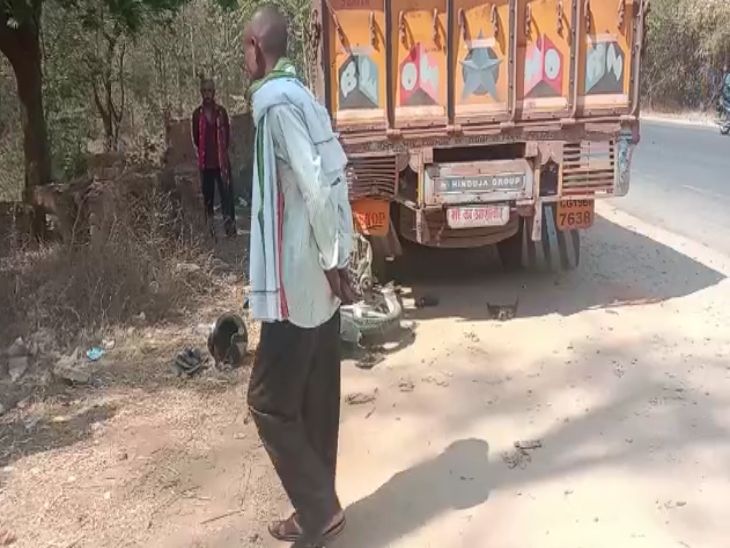 ट्रक से टकराई बाइक।