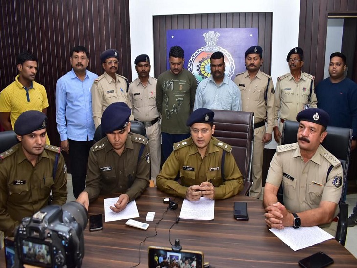 उठाईगिरी के मामले का खुलासा करते दुर्ग एसपी