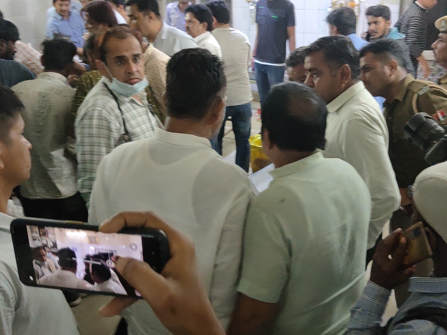 6 एंबुलेंस की मदद से मरीजों को अस्पताल पहुंचाया गया