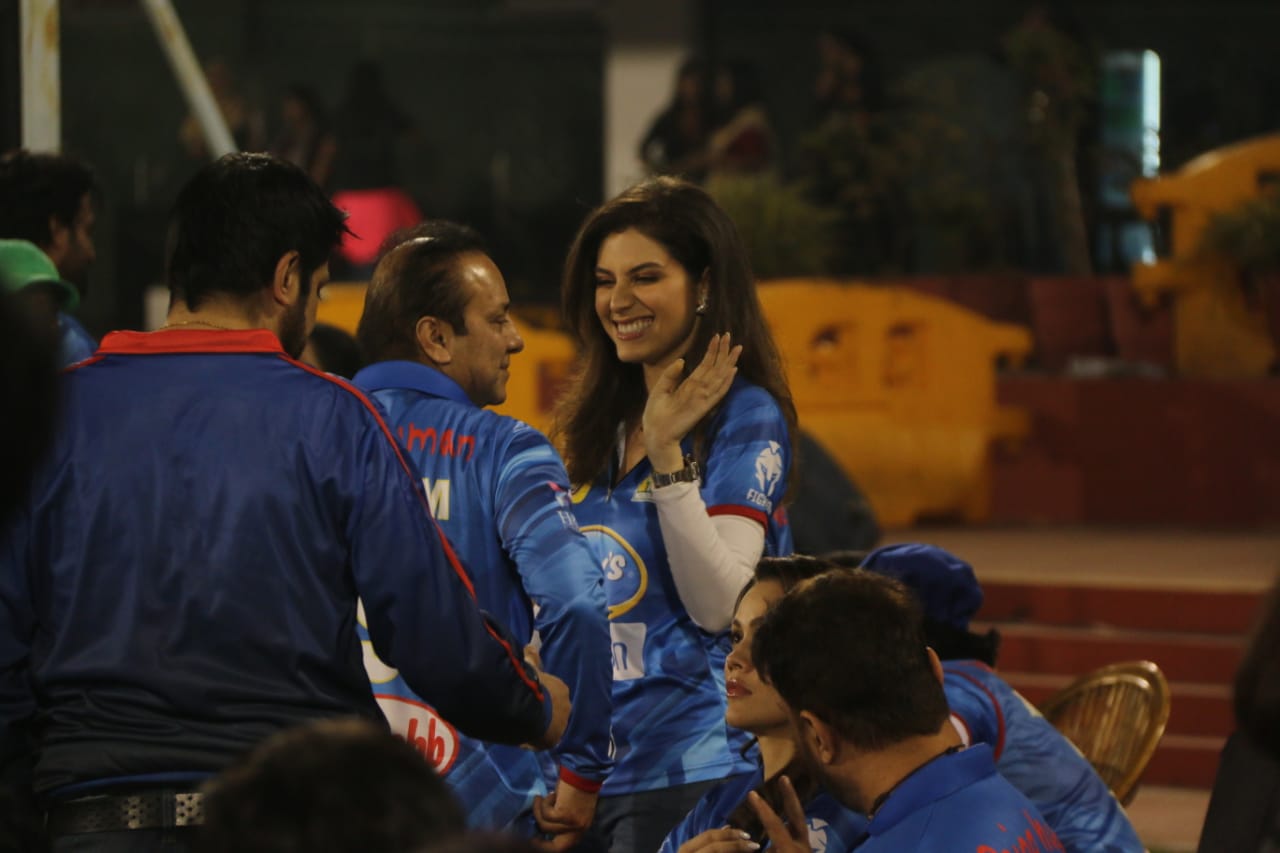 एलनाज ने रायपुर में मुंबई की टीम को चियर किया।