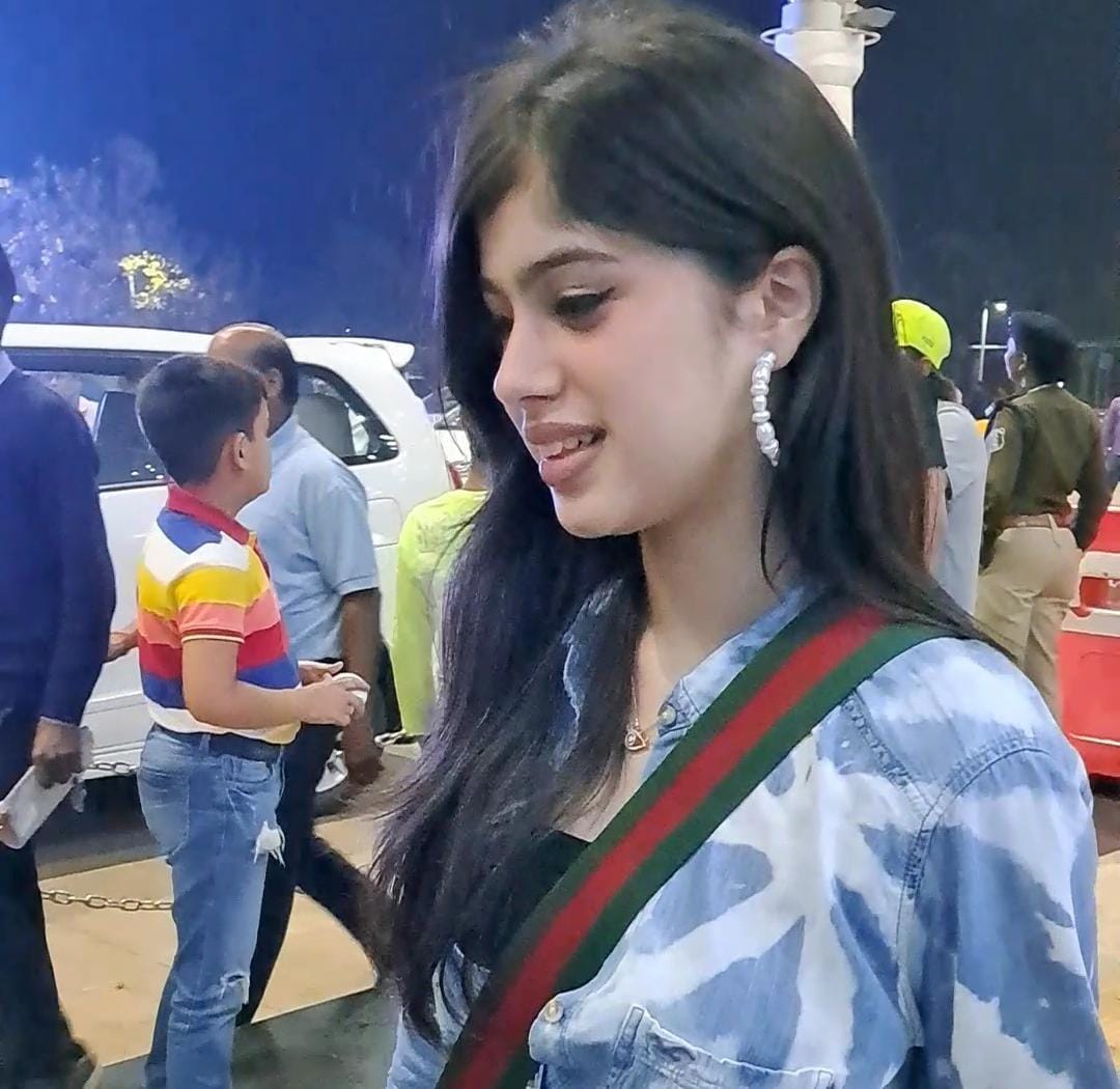 रायपुर एयरपोर्ट पर रीवा शनिवार रात पहुंचीं।