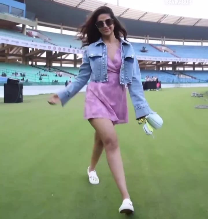 मैदान में अविका ने मॉडल की तरह रैम्प वॉक किया।