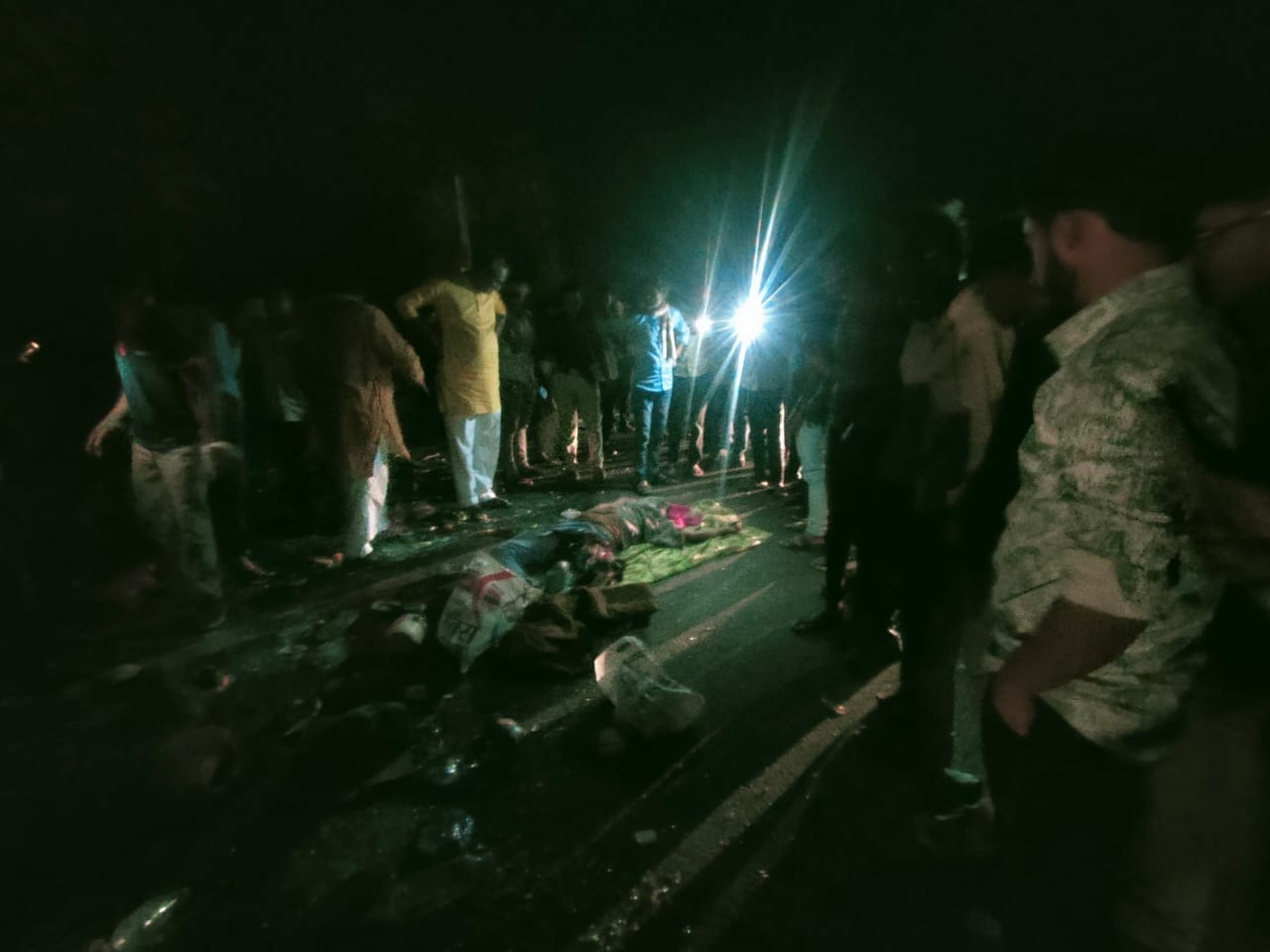 हादसे के दौरान मौके पर लोगों की भीड़ जुट गई