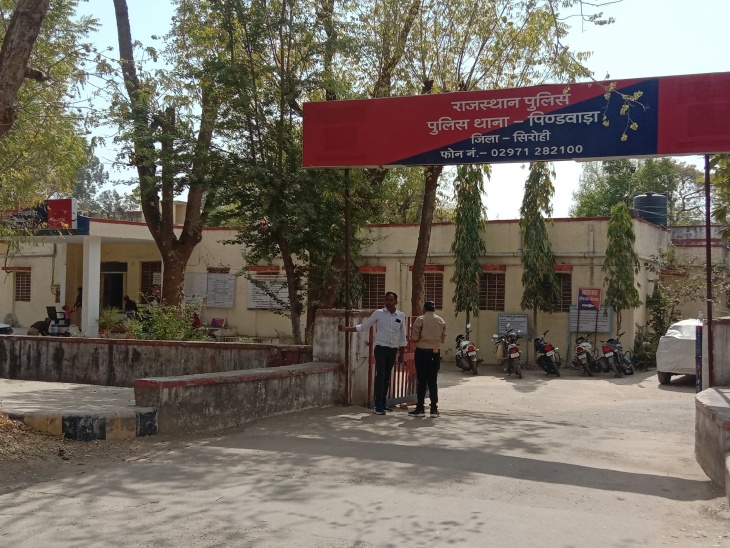 पिंडवाड़ा थाना क्षेत्र के वरली गांव में पुरानी रंजिश को लेकर एक युवक पर चाकू से जानलेवा हमला कर गंभीर रूप से घायल कर दिया। - Dainik Bhaskar