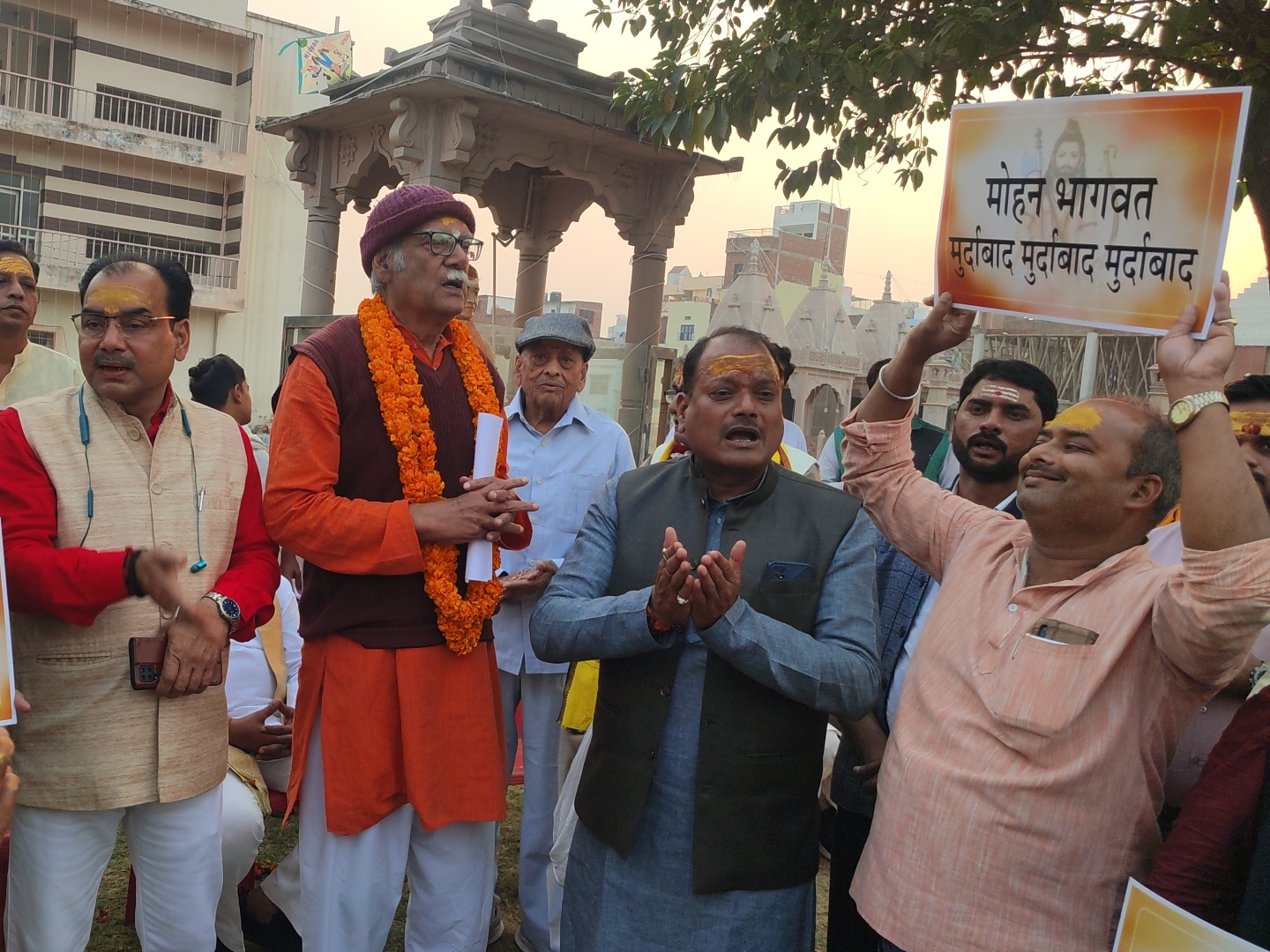 ज्ञापन देने के बाद किया हनुमान चालीसा का पाठ।