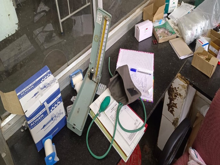 दौसा जिले के मंडावर अस्पताल में वार्ड बॉय से मारपीट के बाद बिखरे पड़े मेडिकल यंत्र। - Dainik Bhaskar