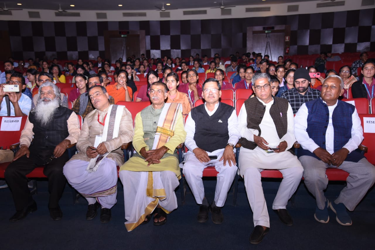 दुश्यंत श्रीधर ने कहा की अभिज्ञान शाकुंतलम कालिदास की संस्कृत की महान रचना है, इस पर तमिल, तेलगु और हिंदी सहित कई भाषाओं में कई फिल्में बन चुकी हैं, लेकिन इस कृति की मूल भाषा में कोई फिल्म नहीं थी, इसलिए मैंने संस्कृत में शाकुंतलम बनाने का निर्णय लिया।