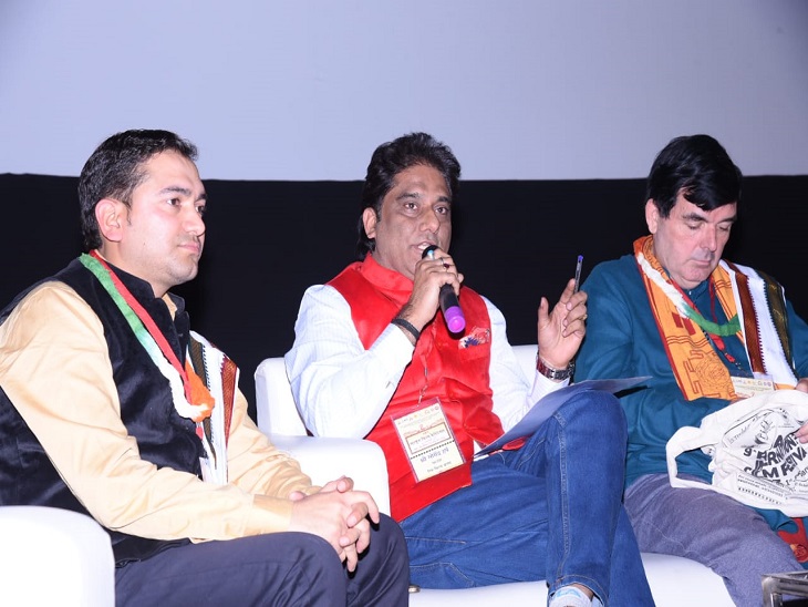 अखिल भारतीय माघ महोत्सव के तहत जयपुर के जैम सिनेमा में रविवार को रिफ फिल्म क्लब के सहयोग से दो दिवसीय  राष्ट्रीय संस्कृत फिल्म फेस्टिवल में संस्कृत के श्रृंगार पक्ष को दिखाती फिल्म शाकुंतलम ने उपस्थित दर्शकों का दिल जीत लिया।  - Dainik Bhaskar