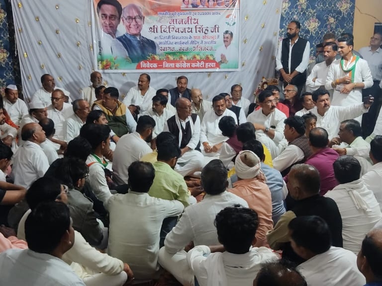 बैठक के दौरान जब कार्यकर्ताओं को अपनी बात रखने का मौका मिला तो उन्होंने कई शिकायतें कीं।