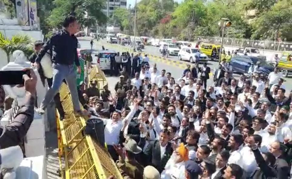 राजस्थान हाईकोर्ट एडवोकेट एसोसिएशन के वकील जुगराज चौहान की जोधपुर में बीच सड़क पर निर्मम हत्या के विरोध में उदयपुर बार एसोसिएशन ने उग्र तरीके से प्रदर्शन किया। - Dainik Bhaskar