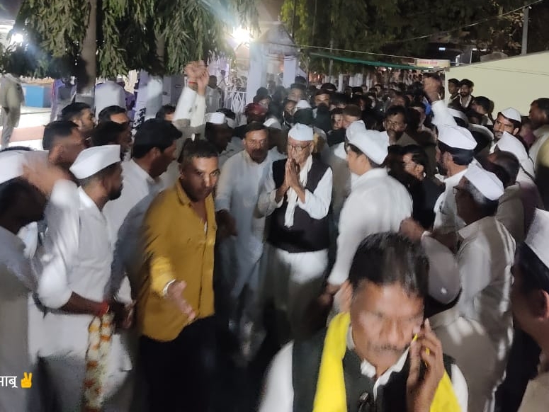टिमरनी विधानसभा क्षेत्र में कांग्रेस पदाधिकारियों की बैठक लेने पहुंचे दिग्विजय सिंह। दिग्विजय ने कहा- निरंतर बैठक लेकर समन्वय स्थापित करें।