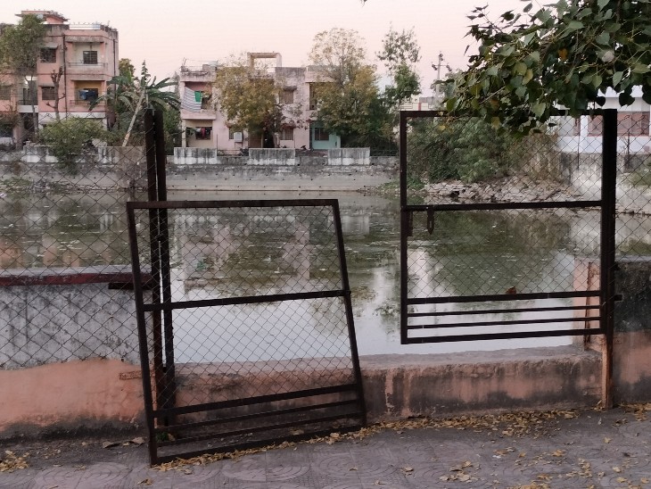 हाथी कुंड में लगी जाली भी अब उखड़ने लगी है।