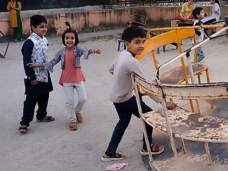 टूटे हुए झूलों पर खेलते है बच्चे।