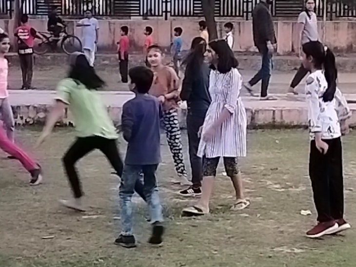 शाम होते ही बच्चे, बुजुर्ग और युवा पार्क में आते है, कुंड की टूटी हुई दीवार से कुछ ही दूरी पर बच्चे खेलते है।