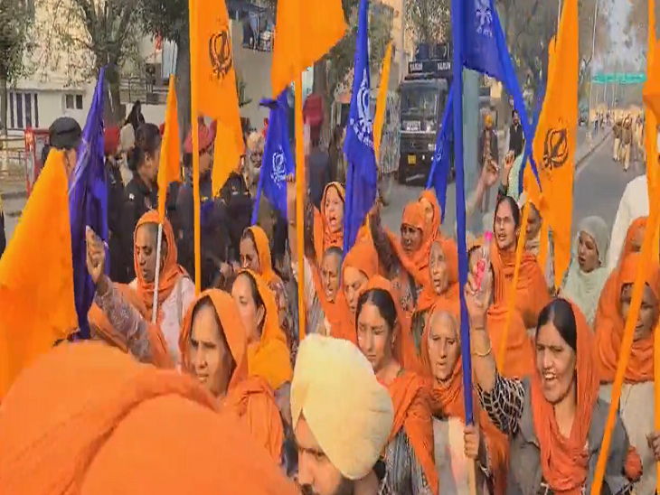 आर्मी जवान बंदी सिखों की रिहाई के हक में: चंडीगढ़-मोहाली बॉर्डर पर प्रदर्शन में शामिल हो रहे (The News Air) 2 महिलाएं भी बड़ी संख्या में प्रदर्शन में जुटी हुई हैं।