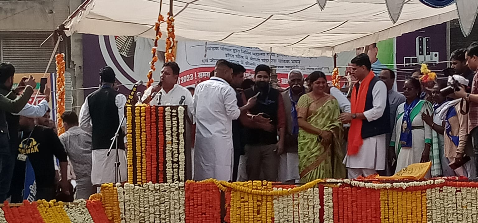 मंच पर मौजूद सचिन पायलट और अन्य लोग।