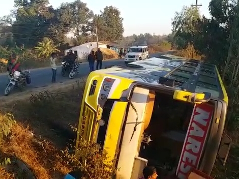 सड़क किनारे बस पलटी हुआ।