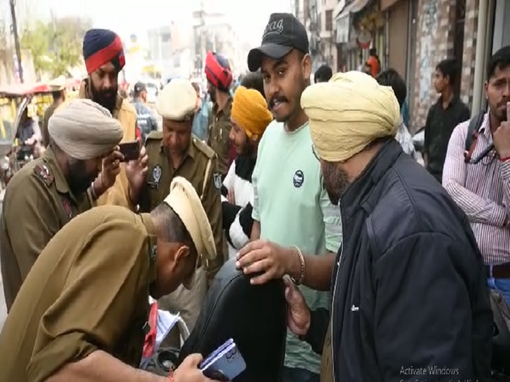 लुधियाना में स्कूटी की चेकिंग करते पुलिस अधिकारी।