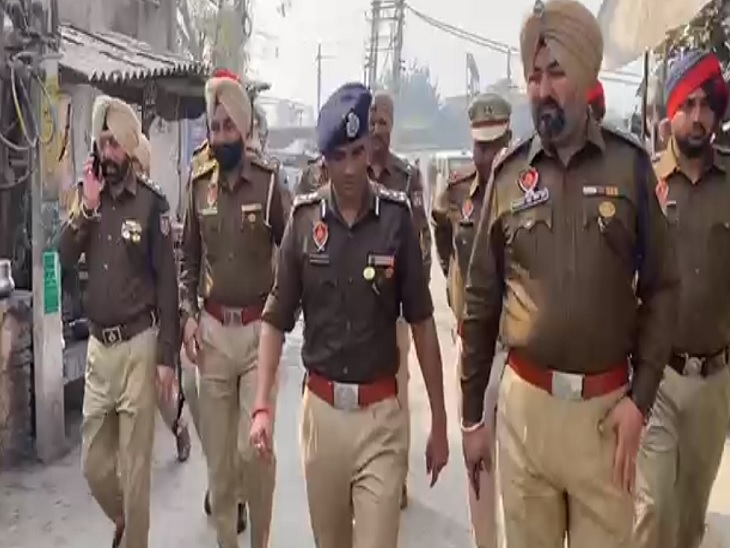 जालंधर के पुलिस कमिश्नर कुलदीप चहल सर्च ऑपरेशन के दौरान पुलिस कर्मचारियों के साथ जाते हुए।