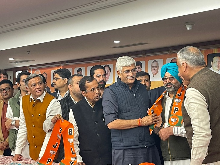 जालंधर में आयोजित कार्यक्रम के दौरान केंद्रीय मंत्री गजेंद्र शेखावत विरोधी पार्टी के नेताओं को भाजपा जॉइन करवाते हुए।