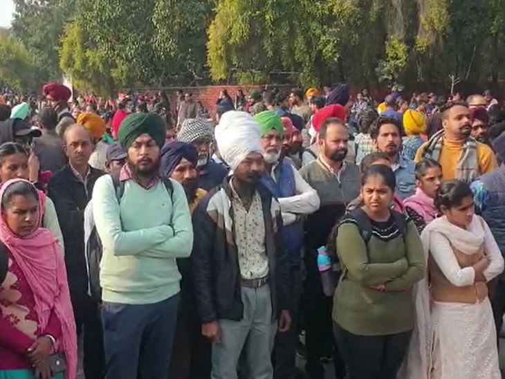 पटियाला में मातृभाषा दिवस पर स्टूडेंट्स का प्रदर्शन: पंजाबी यूनिवर्सिटी का गेट बंद कर जताया रोष (The News Air) 2 पंजाबी यूनिवर्सिटी के बाहर धरना प्रदर्शन के दौरान लोग।