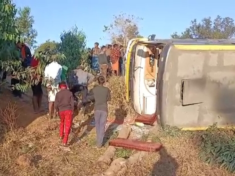 स्थानीय लोगों की भीड़।