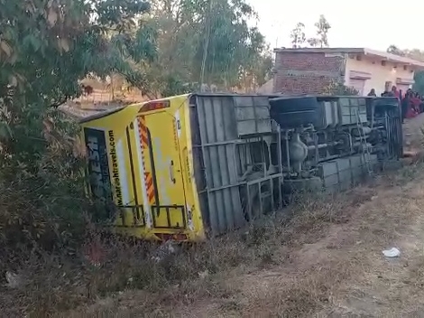 बस से सभी यात्रियों को निकाला गया।