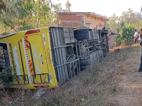 बस अनियंत्रित होकर पलटी।