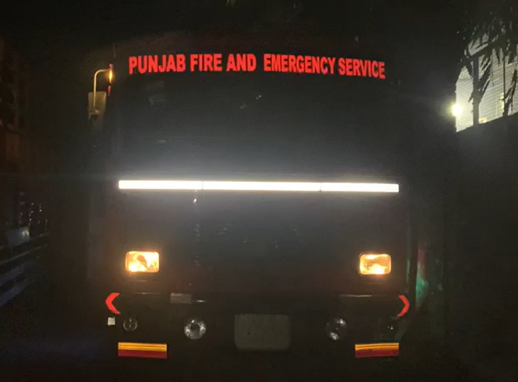 मोगा में पुराने टायर गोदाम में आग लगने की सूचना मिलते ही फायर ब्रिगेड की गाड़ी मौके पर पहुंच गई।