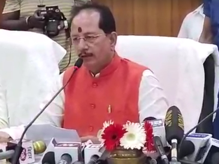 पहले विधानसभा के स्पीकर रहे विजय सिन्हा को नेता प्रतिपक्ष बनाकर भाजपा ने प्रमुख अगड़ी जाति को साधने की कोशिश की है।
