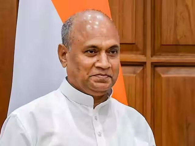 कभी नीतीश कुमार के बेहद करीबी रहे आरसीपी सिंह अब पूरे बिहार में घूम-घूमकर उन्हें अक्षम बता रहे हैं।