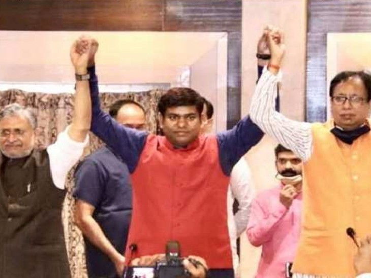 मुकेश सहनी 2014 से बीजेपी के पक्ष में प्रचार कर रहे हैं। 2020 के विधानसभा चुनाव में उन्होंने महागठबंधन का साथ छोड़ बीजेपी को अपना समर्थन दिया था।