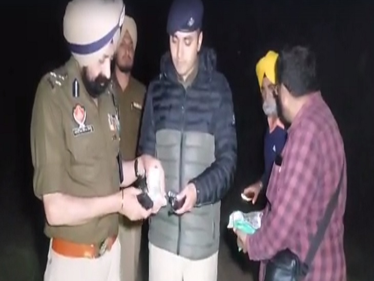 लुधियाना में 5 लाख फिरौती मांगने वाले गिरफ्तार: गैंगस्टर बन कॉल कर धमकाया (The News Air) 2 आरोपियों से बरामद नकली पिस्टल देखते पुलिस कमिश्नर मंदीप सिंह सिद्धू।