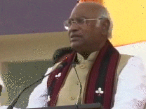 Mallikarjun Kharge Nagaland Rally; Congress Vs Narendra Modi BJP | खड़गे का  दावा- 2024 में कांग्रेस सरकार: भले 100 मोदी, 100 शाह आ जाएं, कांग्रेस की  अगुआई में विपक्ष भाजपा को ...