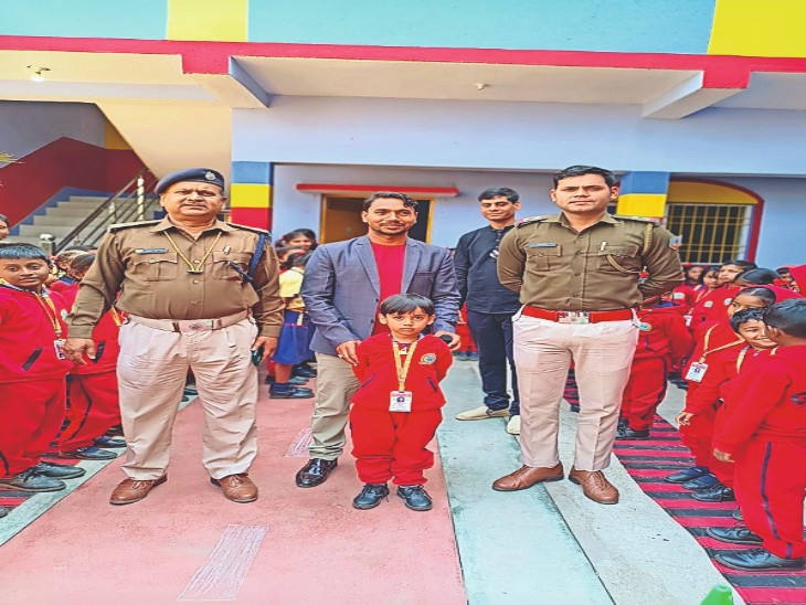 Information about traffic rules given to children, parents were also asked to motivate सड़क