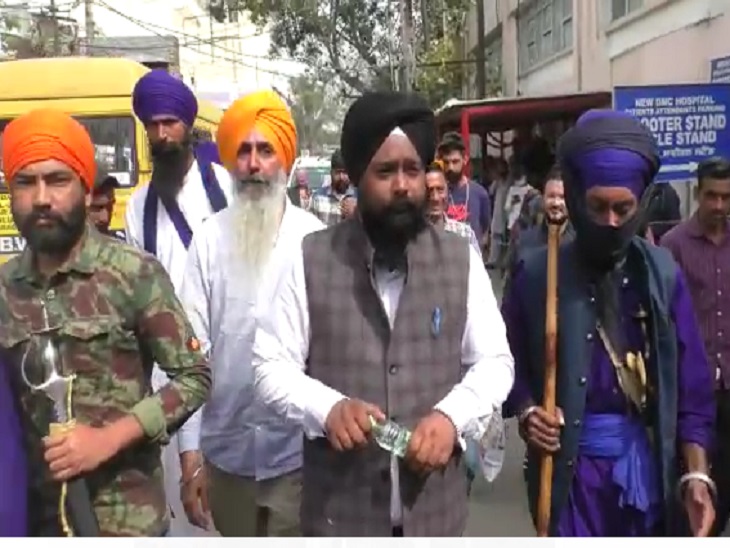 लुधियाना पहुंचा कौमी इंसाफ मोर्चा: बंदी सिखों की रिहाई मांग रहे सूरत सिंह खालसा से मिला (The News Air) 3 सूरत सिंह खालसा से मिलने पहुंचे तालमेल कमेटी के सदस्य।