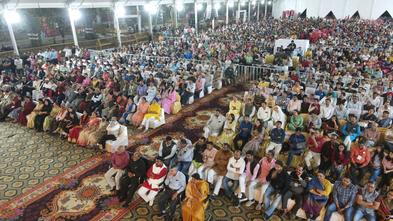 उज्जैन के कालिदास अकादमी परिसर में विक्रमोत्सव मनाया जा रहा है। इसमें रामकथा का भी आयोजन किया गया। रामकथा में कुमार विश्वास ने आरएसएस को अनपढ़ और वामपंथियों को कुपढ़ कहा। इस वक्ता भाजपा के मंत्री, सांसद और महापौर भी उपस्थित थे।