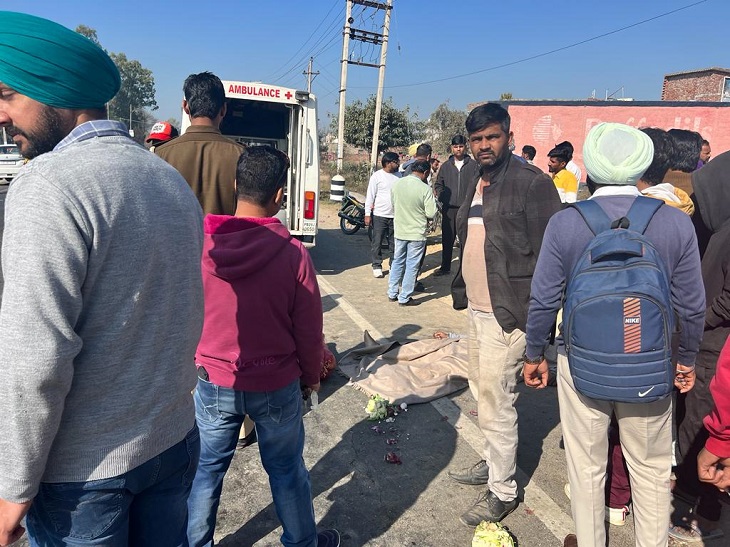 Old man died in MogaKotkapura highway road accident, pickup hit the