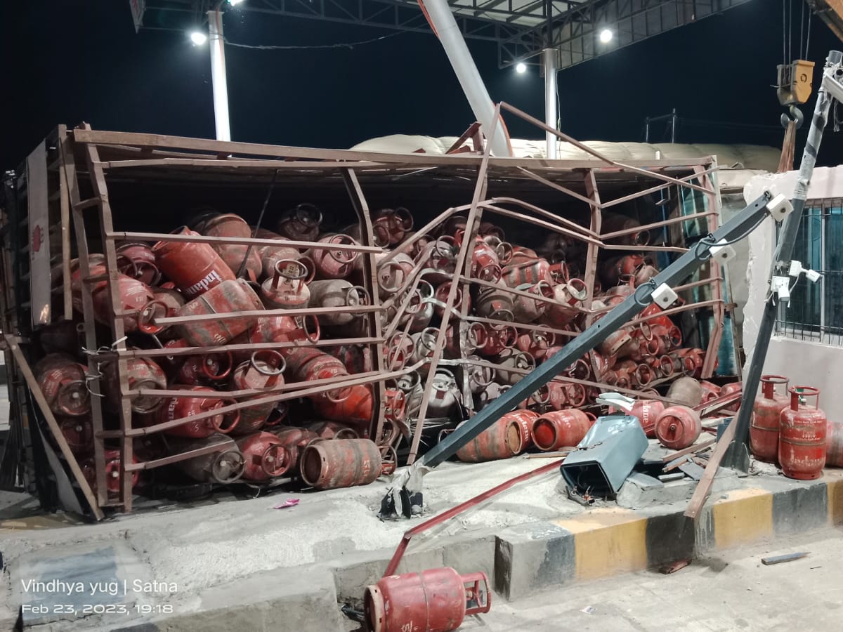 Truck full of LPG cylinders overturned at toll plaza in Bahelia Bhat