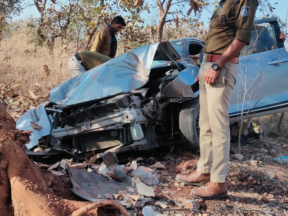 An uncontrolled car full of women passengers collided with a tree, the ...
