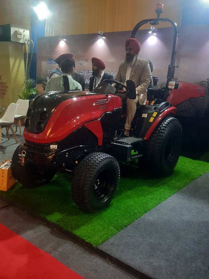 मोहाली में गुरुवार से शुरू हुए दो दिन के इन्वेस्ट पंजाब समिट में कई कंपनियों ने अपने ट्रैक्टर डिस्प्ले किए हैं। पंजाब के CM भगवंत मान ने भी कहा कि पंजाब ट्रैक्टर बनाने वाला देश का सबसे बड़ा राज्य है।
